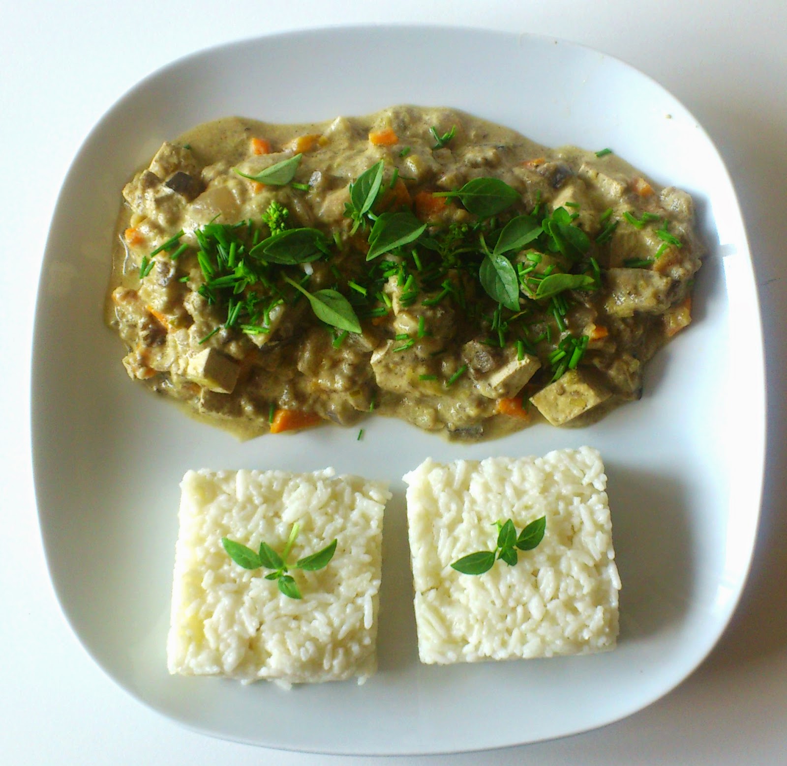 Curry vegano con melanzane, tofu, latte di cocco e riso pilaf