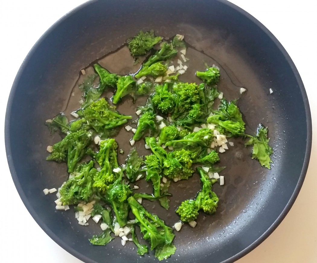 Pasta con cime di rapa aglio olio e peperoncino