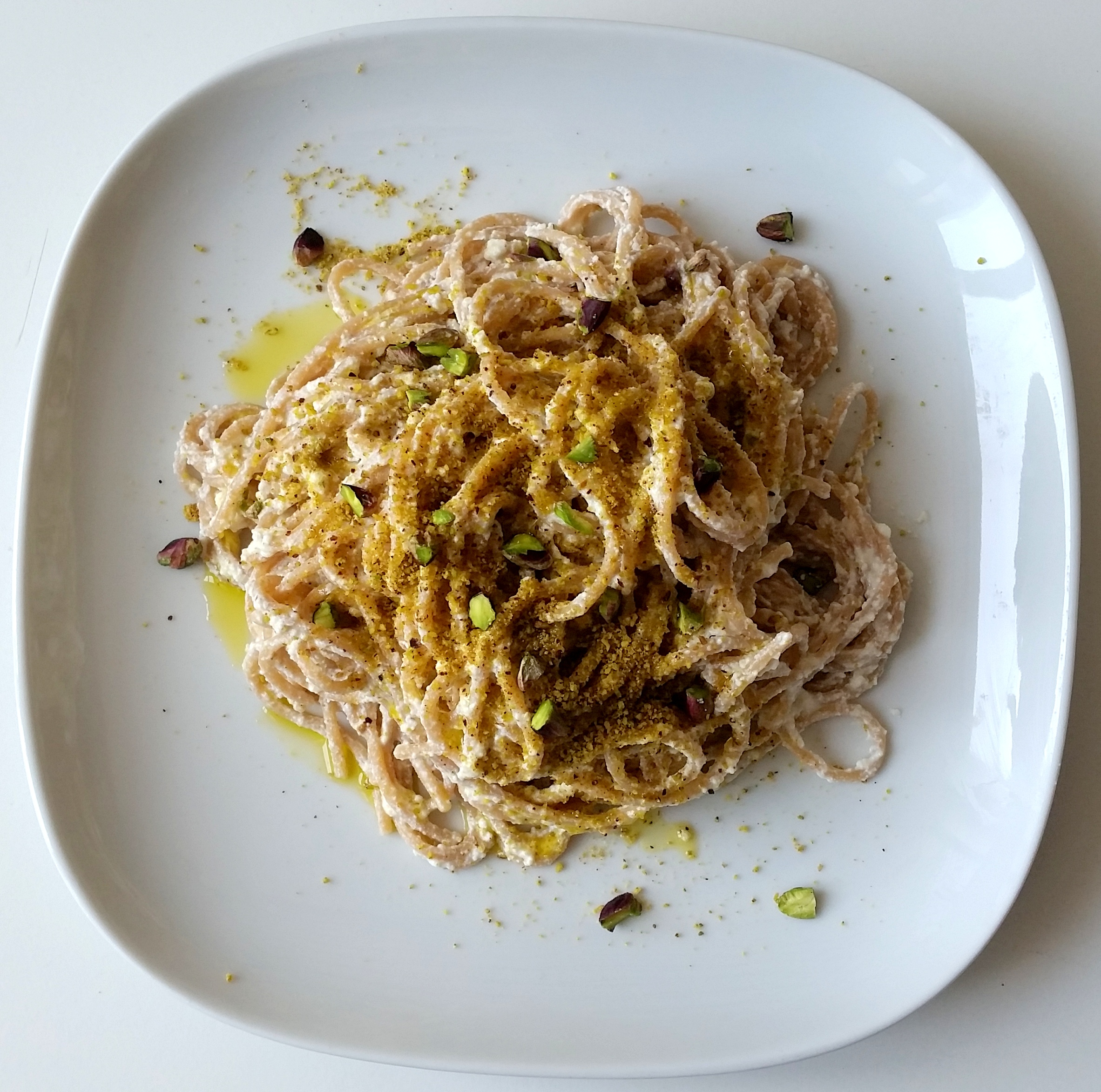 Spaghetti integrali con ricotta e pistacchi