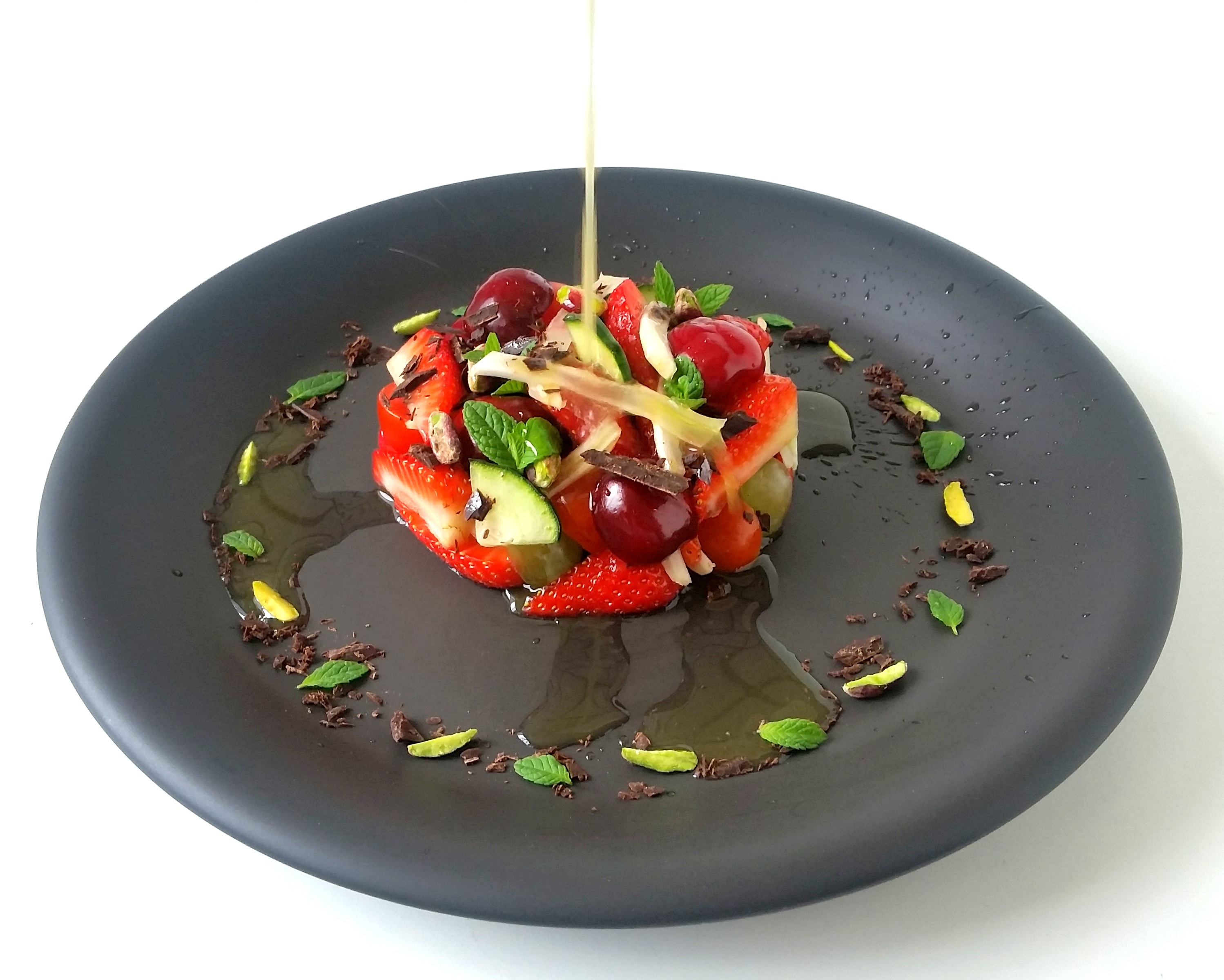 Insalata di fragole, ciliegie, finocchi, uva, pistacchi, cioccolato, e menta