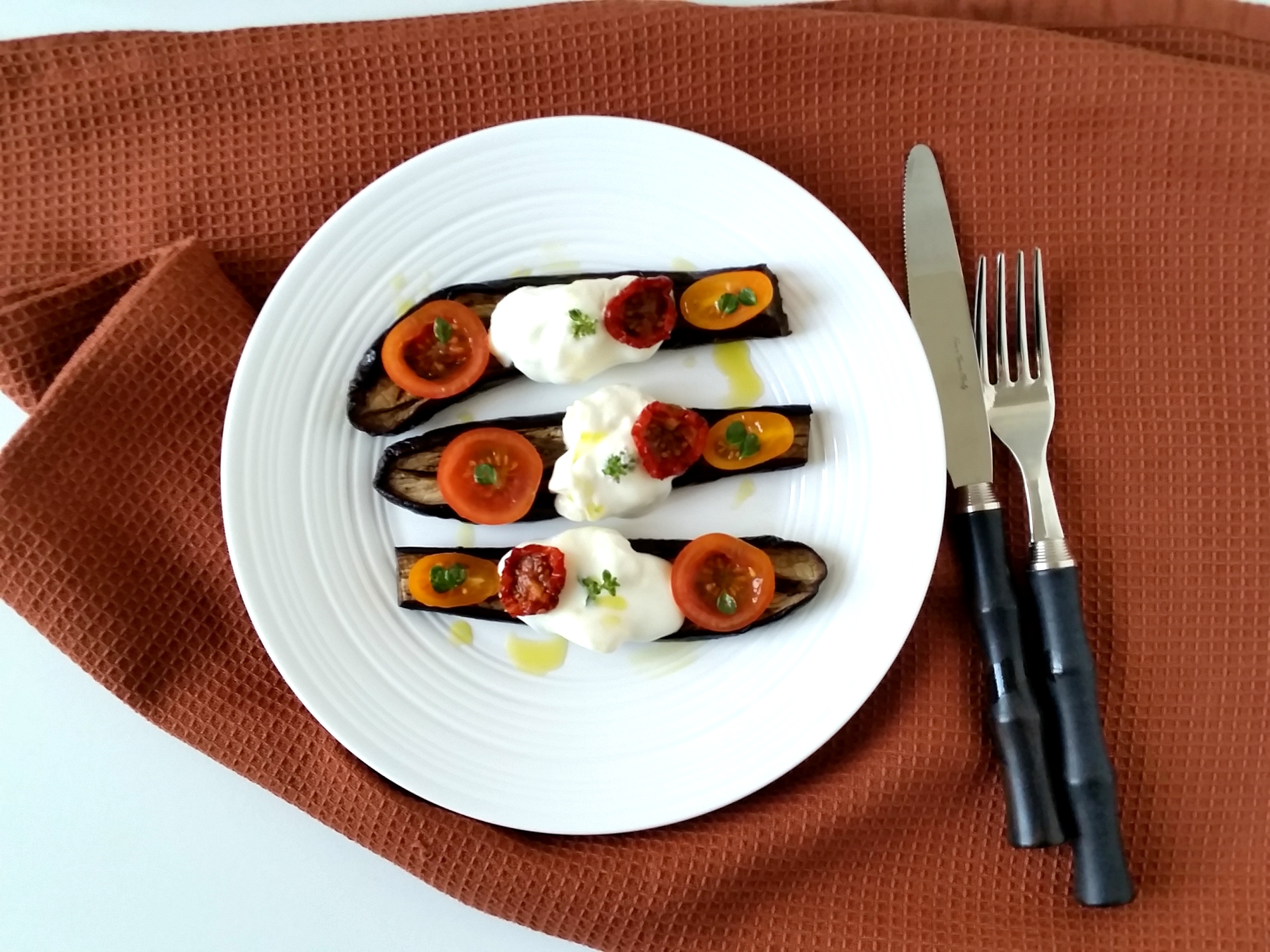 Barchette di melanzane stracchino e pomodorini