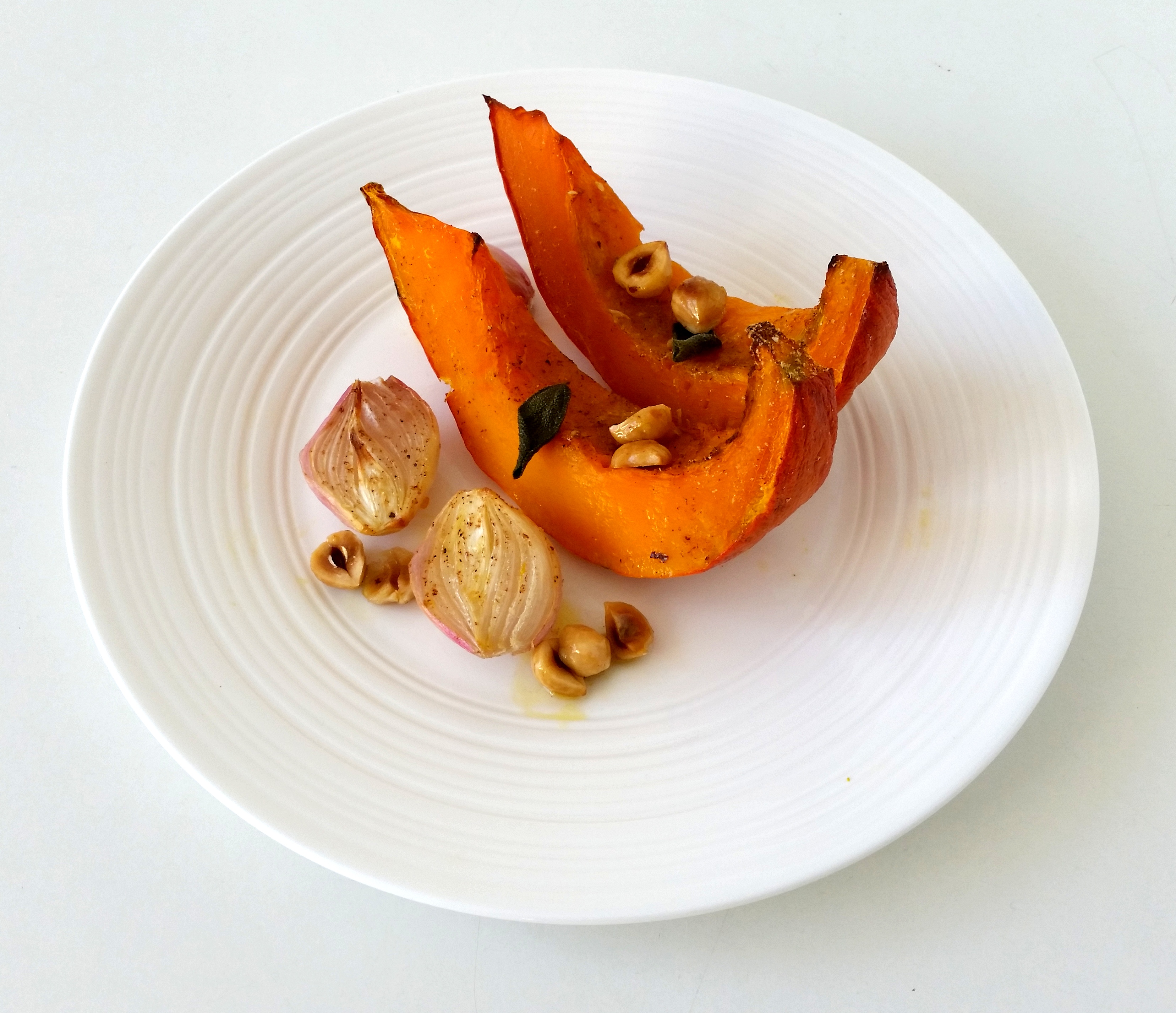 Zucca al forno con nocciole, scalogni e salvia