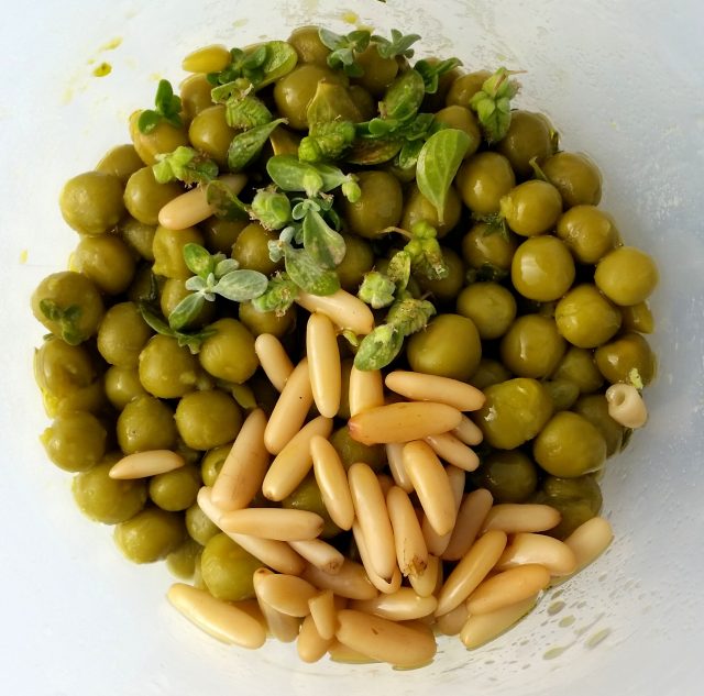 hummus-di-piselli-timo-e-pinoli-1