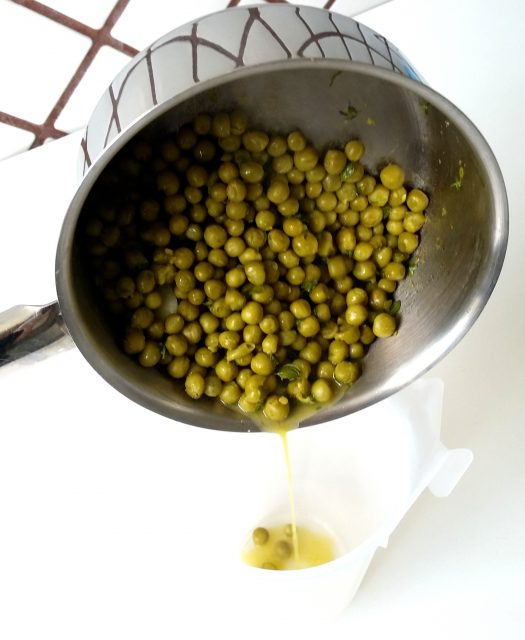 hummus-di-piselli-timo-e-pinoli-4