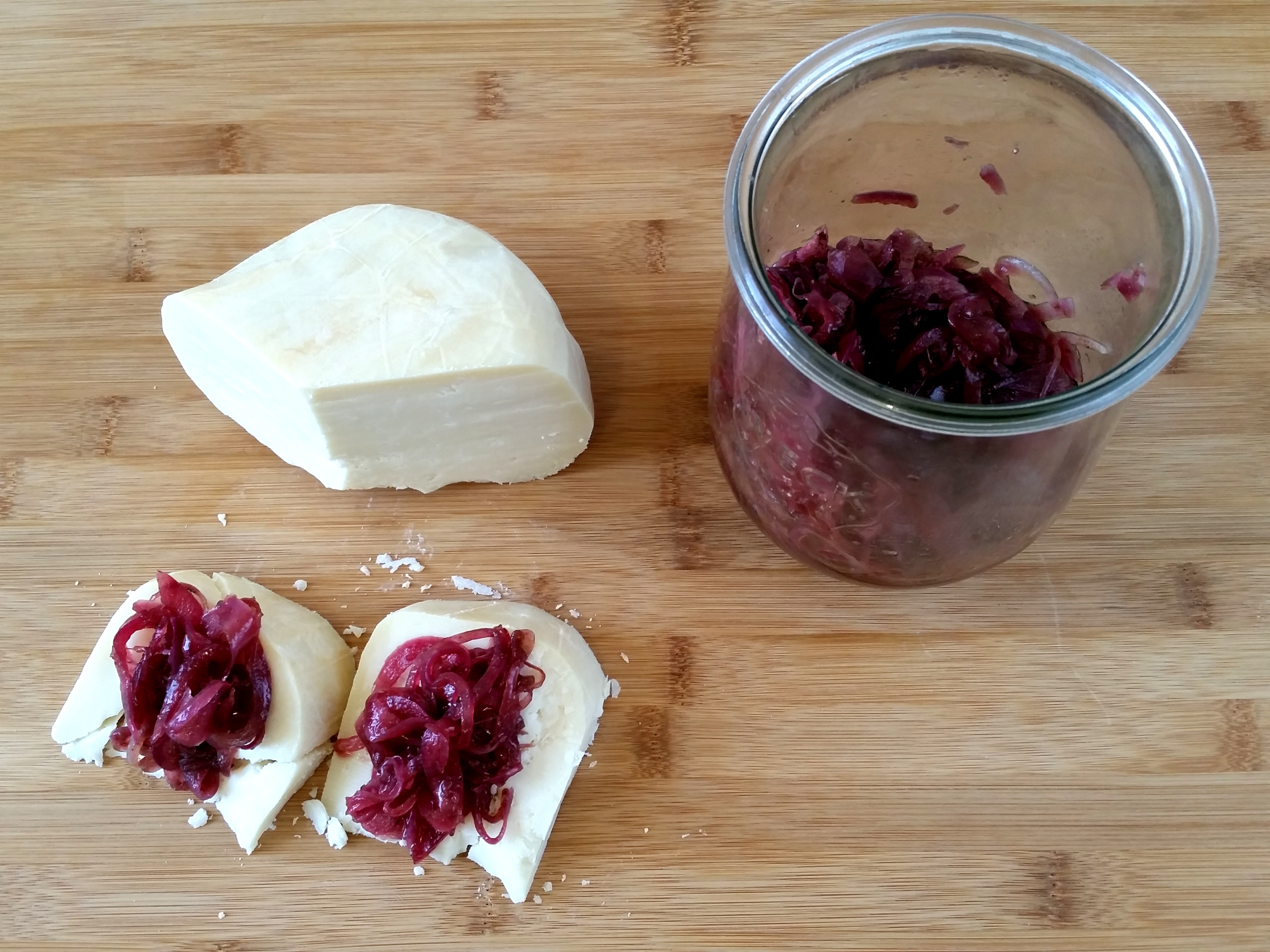 Cipolle in agrodolce in vasocottura con formaggio di Fossa