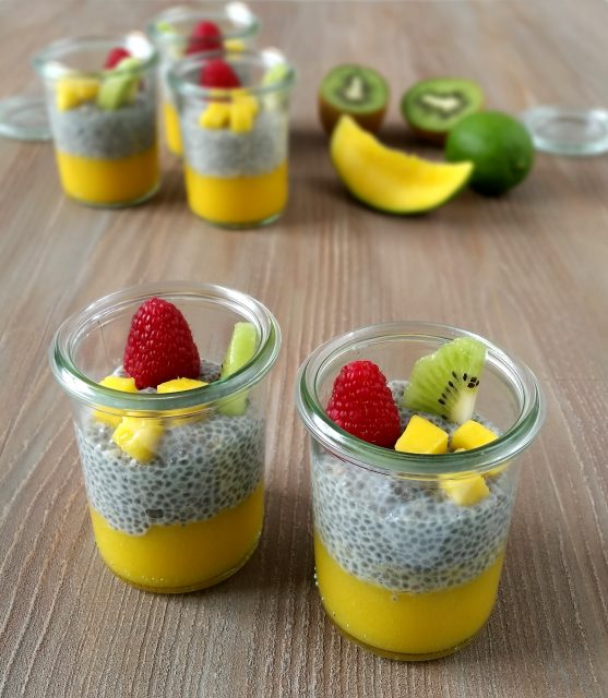 Budino ai semi di chia con kiwi mango e lamponi