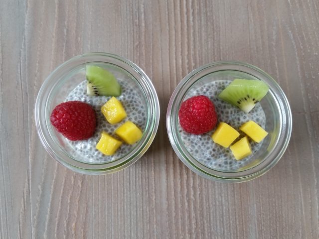 Budino ai semi di chia con kiwi mango e lamponi