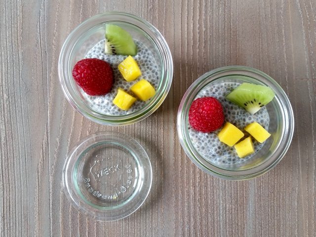 Budino ai semi di chia con kiwi mango e lamponi