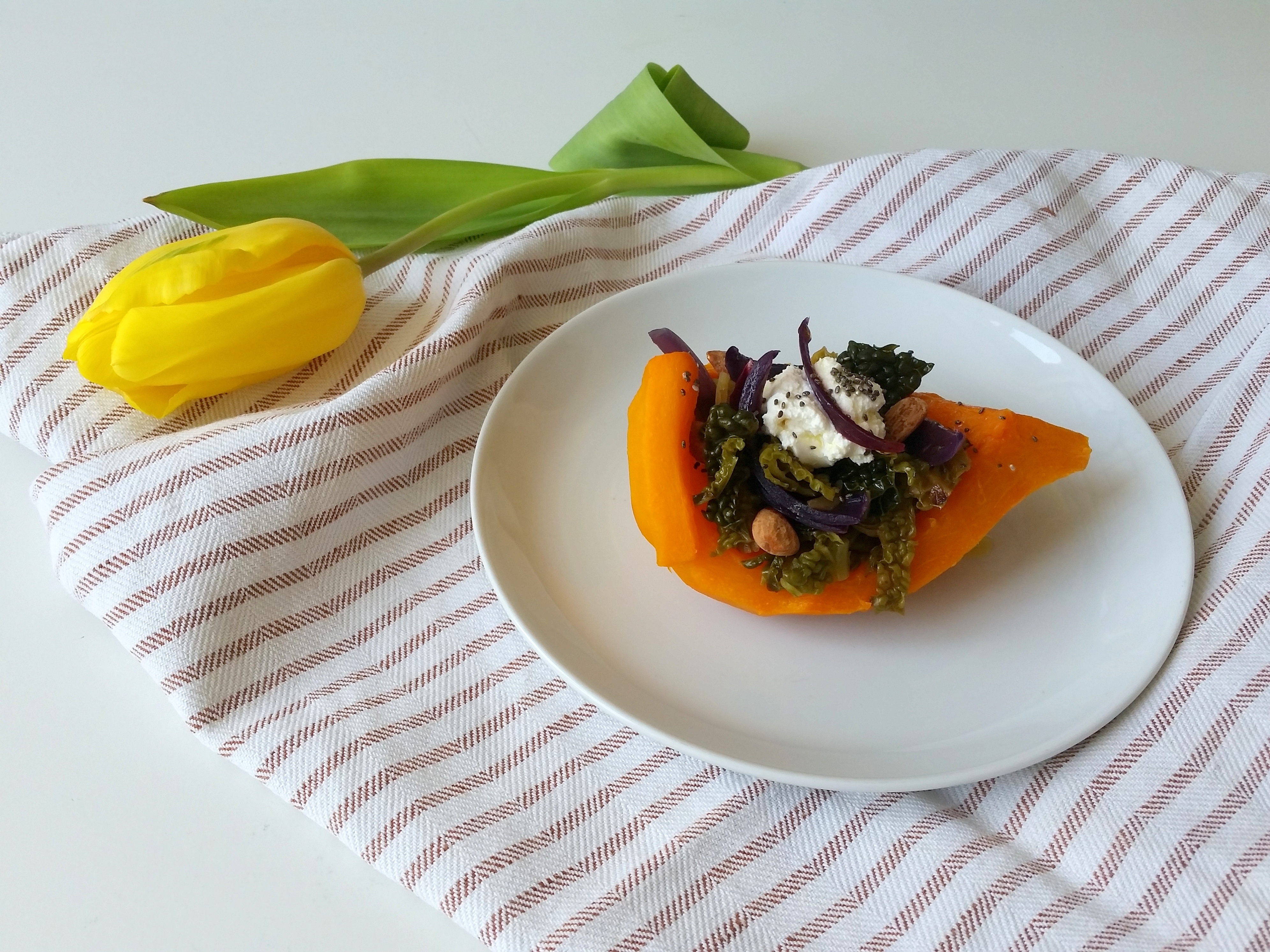 Zucca farcita con verza, cipolla rossa, mandorle e ricotta