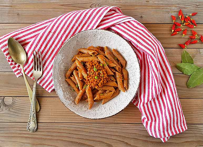 Penne di farro dicocco integrale con ragù di lenticchie e alghe