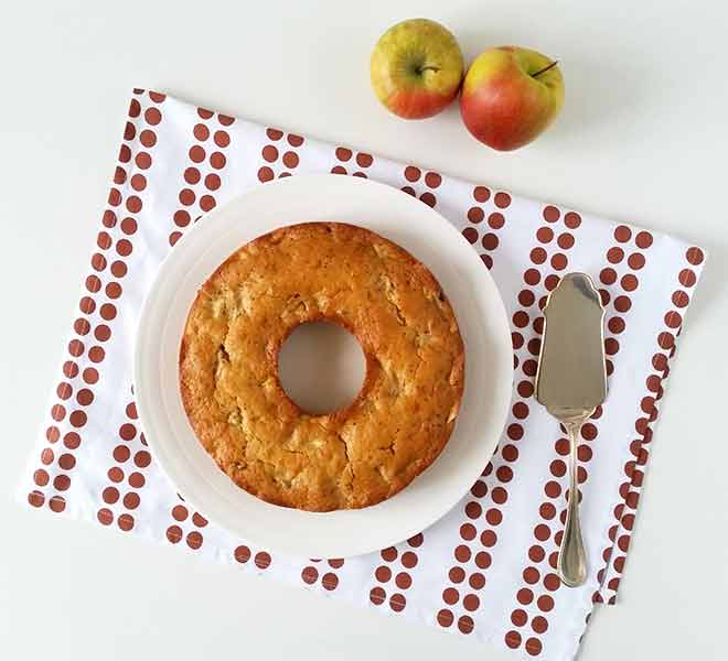 Torta di mele con farina di kamut, uvetta e semi di lino