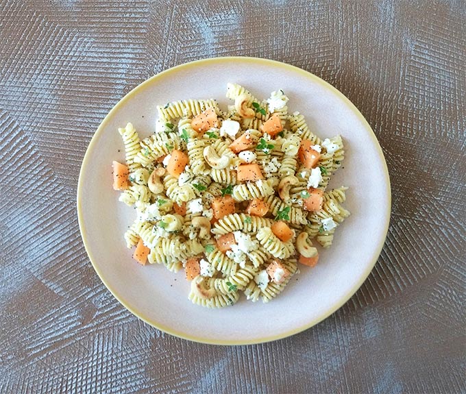 Pasta estiva con melone feta anacardi e semi di papavero