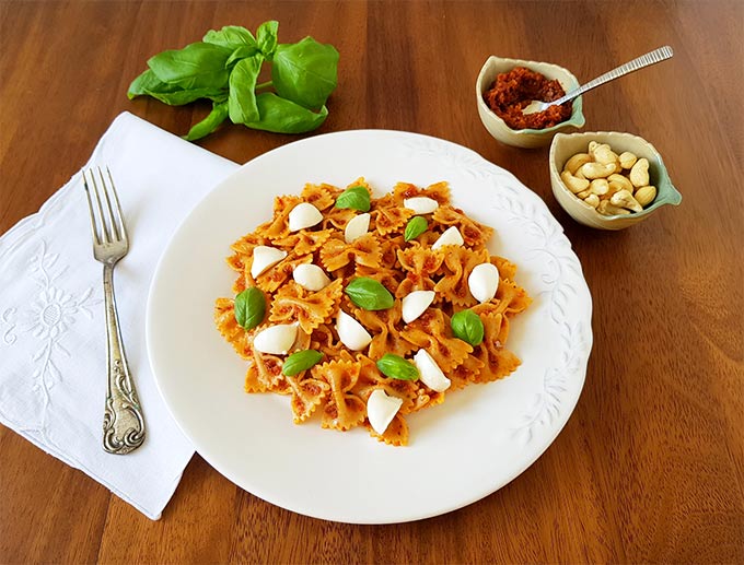 Farfalle con pesto di pomodori secchi ed anacardi