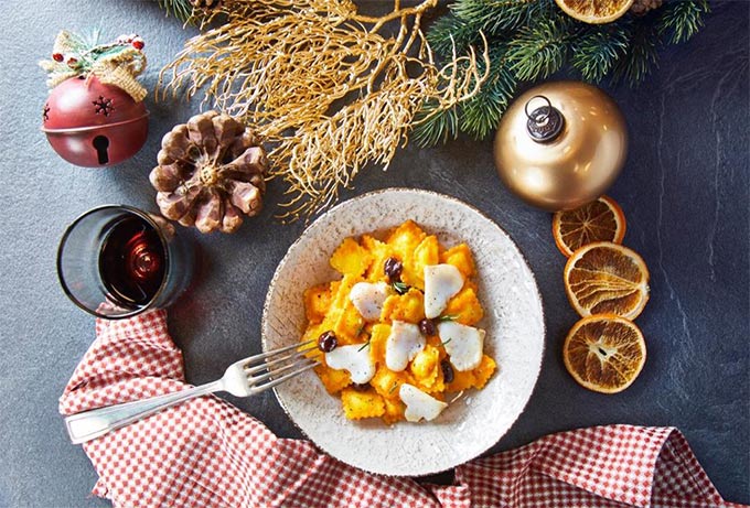 Tortelli di patate su crema di cipolla, filetti di baccalà croccante, olive e rosmarino