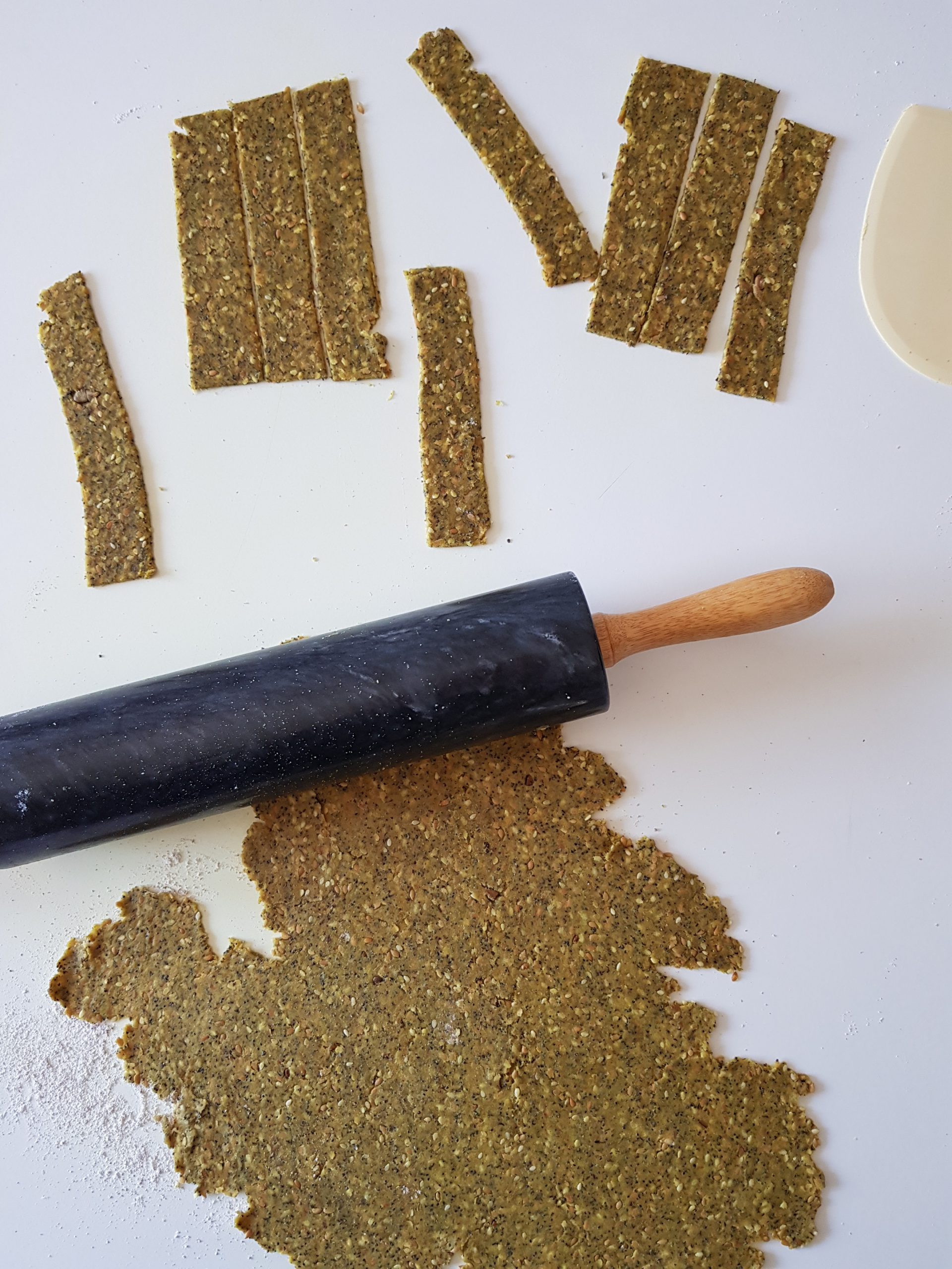 Crackers con vino bianco, olio, curcuma e semi di sesamo. La ricetta ...