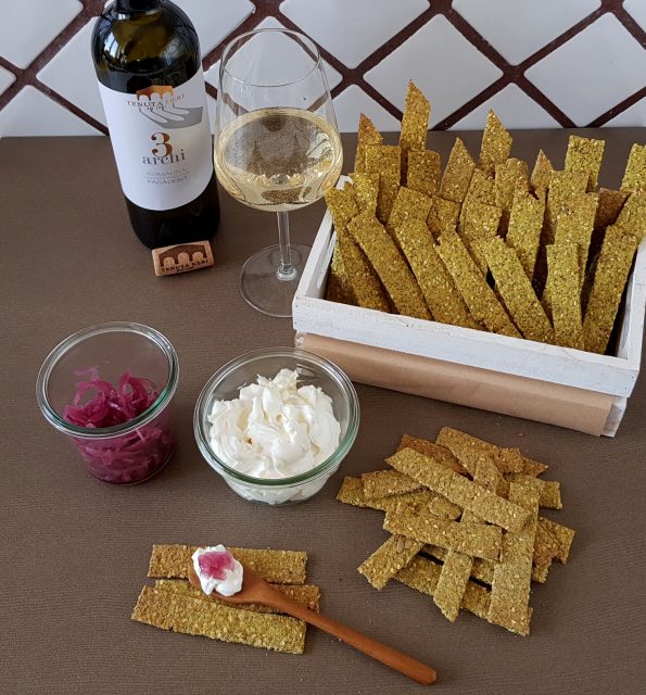 Crackers con vino bianco, olio, curcuma e semi di sesamo. La ricetta ...