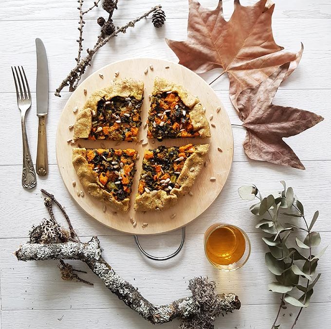 Galette autunnale con farina di grano saraceno, zucca, cavolo nero, porro e semi di girasole