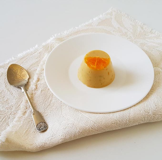 Budino vegano agli agrumi e cannella con bevanda alla mandorla