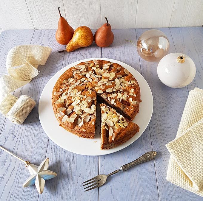 Torta con pere, yogurt, limone, zenzero e mandorle