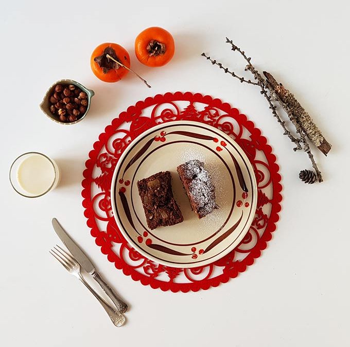 Torta al cioccolato fondente, cachi, pere, nocciole e miele