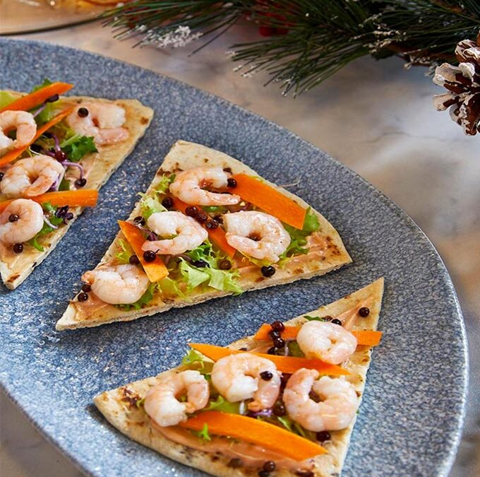 Piadina mediterranea con gamberi, salsa cocktail e pepe rosa