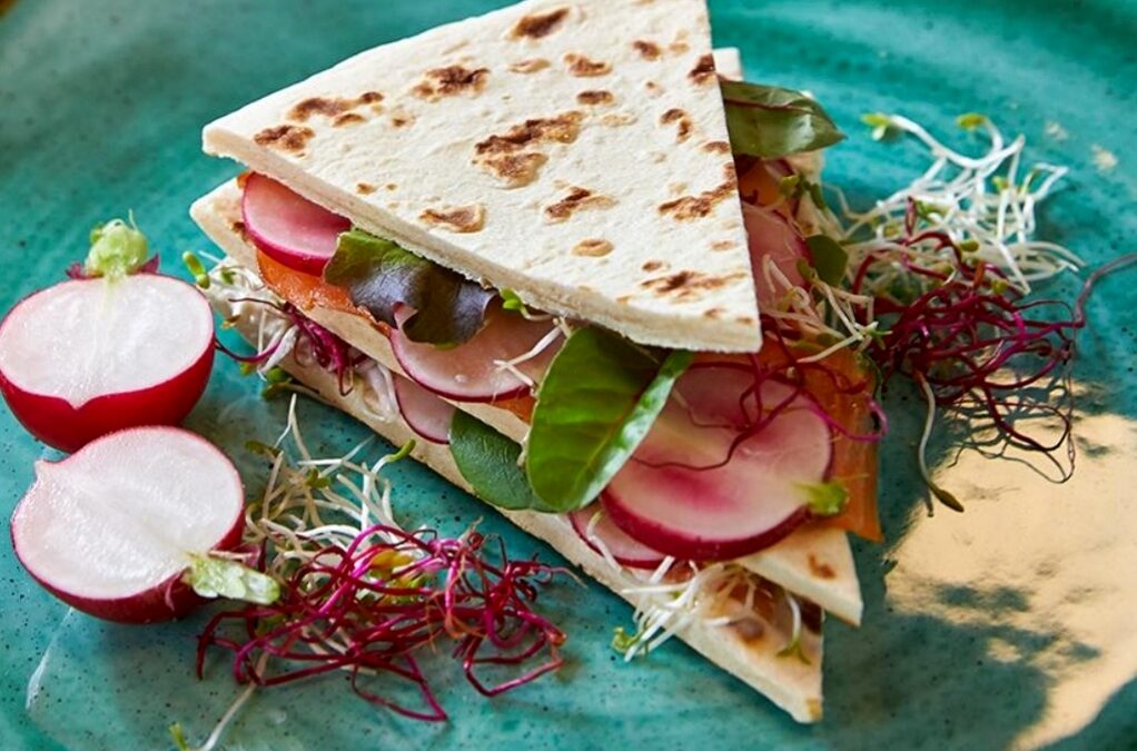 Club Sandwich di piadina con salmone ravanelli e germogli