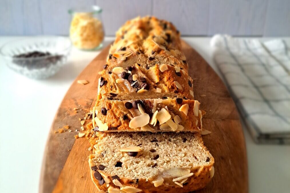 Banana bread vegano con gocce di cioccolato e mandorle