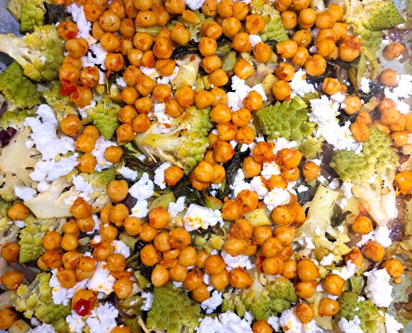 Cavolo romanesco ceci feta e curcuma