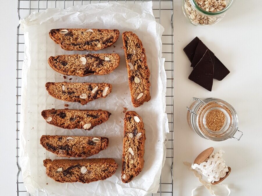 Cantucci con mandorle cioccolato fiocchi di avena e semi di lino