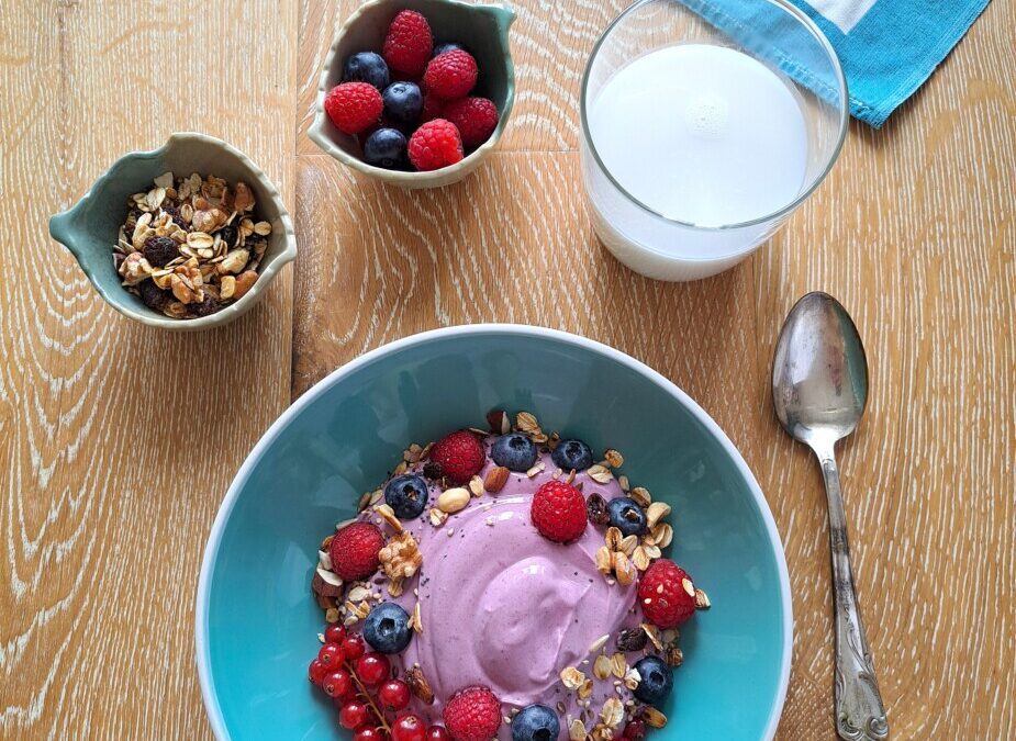 Bowl con yogurt all’ibisco frutta fresca e muesli