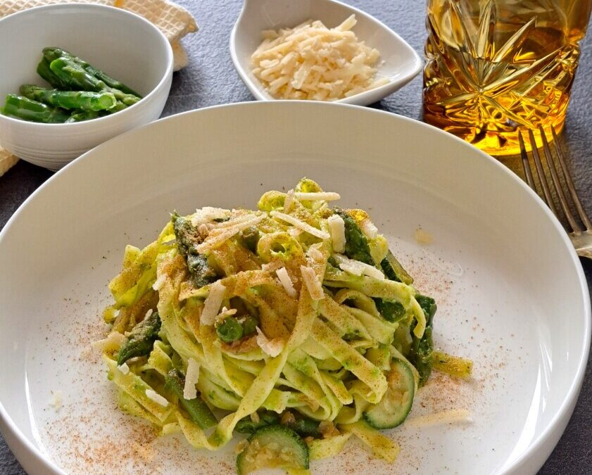 Linguine verdi con asparagi zucchine e pepe di Sichuan