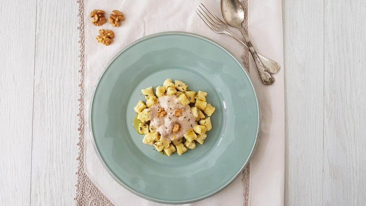 Gnocchi con farina di riso e salsa di noci, senza glutine