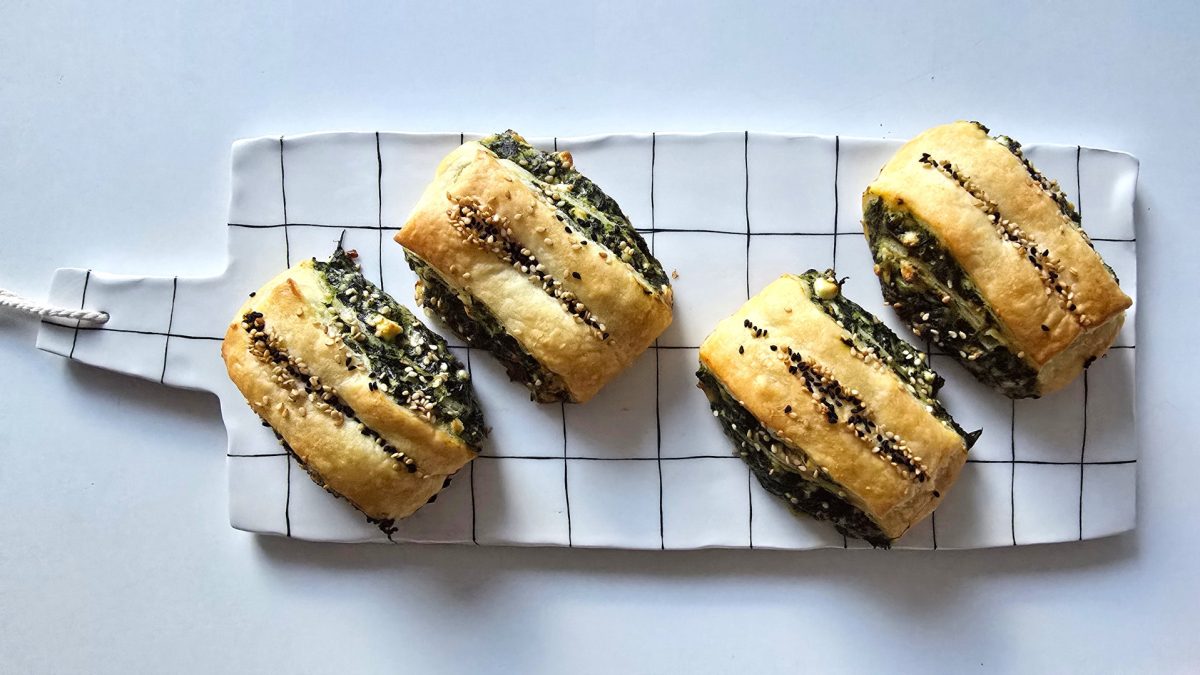 Fagottini di pasta sfoglia con feta spinaci semi di nigella e semi di sesamo