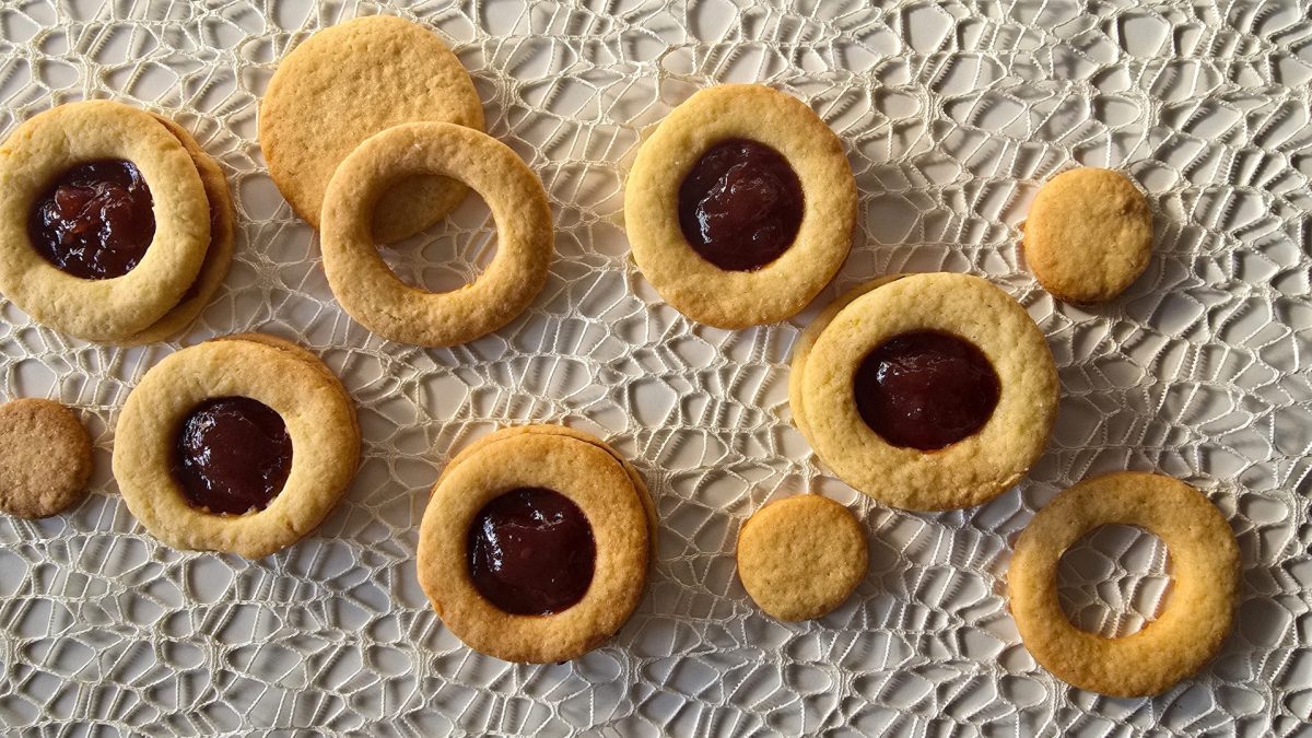 Occhi di bue con marmellata di lamponi